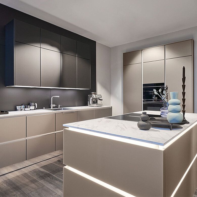 Beige Küche vor dunkelgrauer Wand Eine Küche mit beigen Schubladen und dunklen Wandschränken mit einer Kochinsel