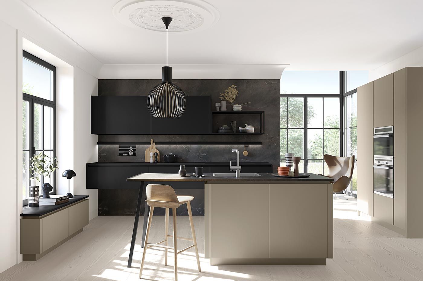 Offene schwarze Küche mit bodentiefen Fenstern Eine offene schwarze Küche mit hellbrauner Insel und bodentiefen Fenstern