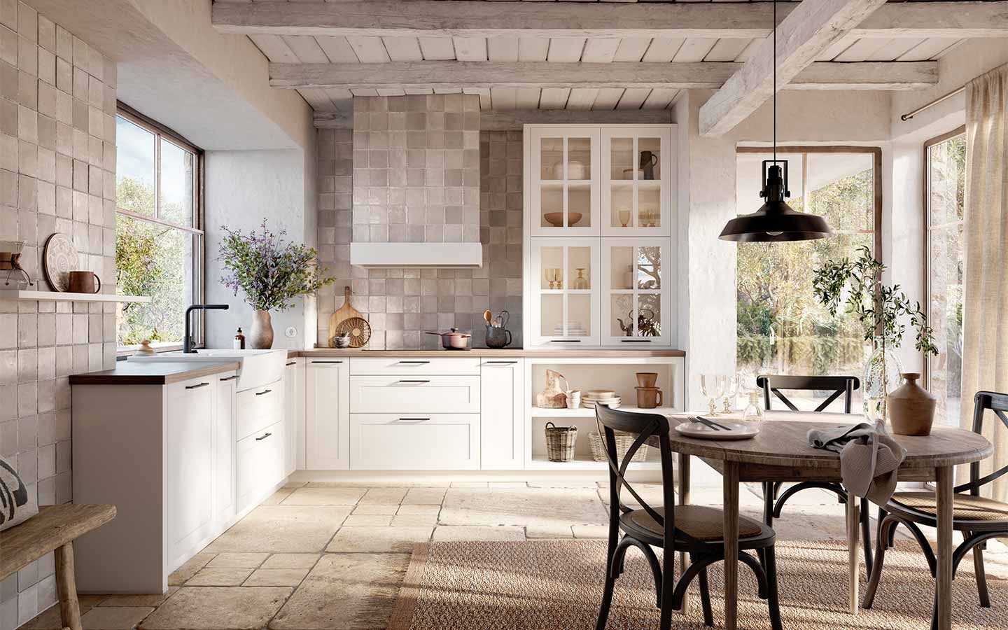 Küche in Steinoptik Eine helle Küche mit Esstisch und Steinfliesen sowie gefliesten Wänden