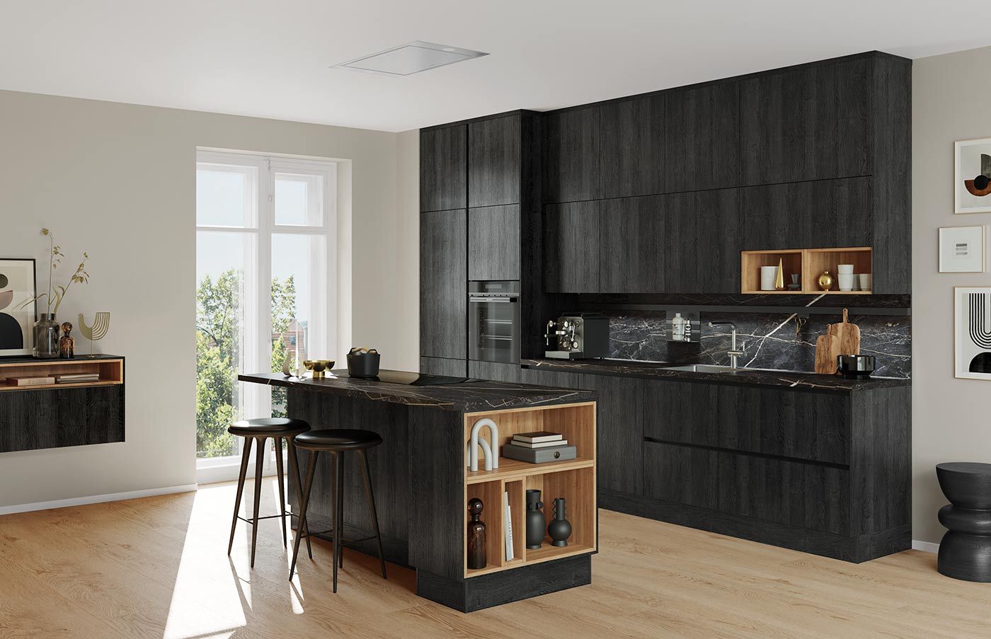 Dunkle Holzküche Eine Dunkel verkleidete Holzküche und Kochinsel mit hellen Akzenten und großem Fenster