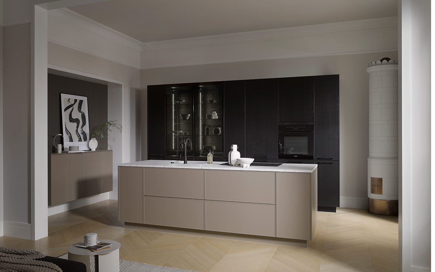 Küche mit Weißem Kaminofen Eine offene Küche mit heller Kochinsel und dunklen Wandschrank neben einem weißen Kaminofen