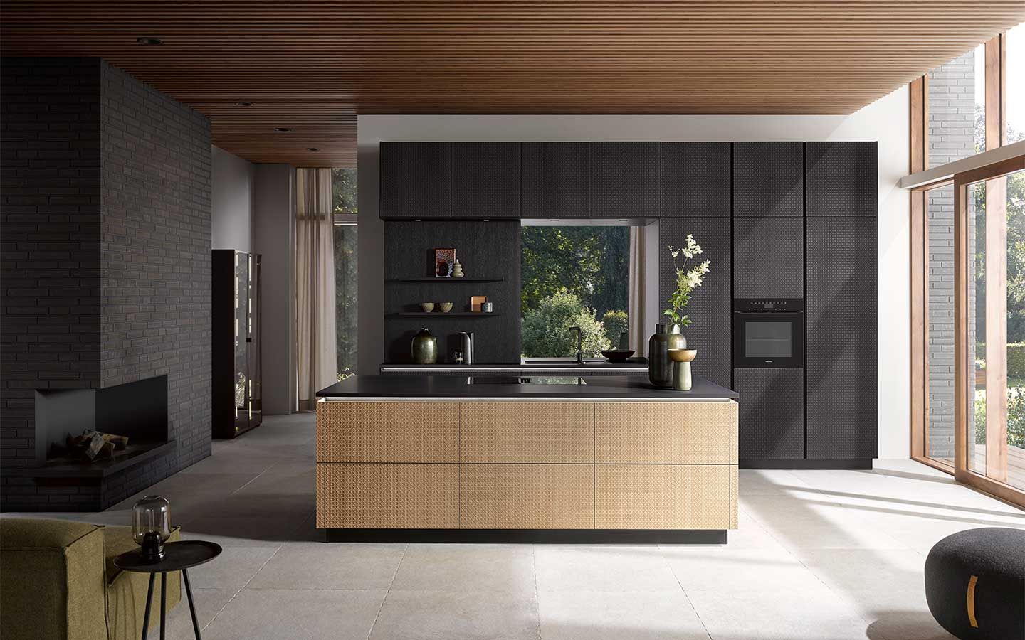 Dunkle Küche mit Muster Eine Küche mit dunklen Wandschränken mit Kamin und einer Hell verkleideten Kochinsel mit Mustern