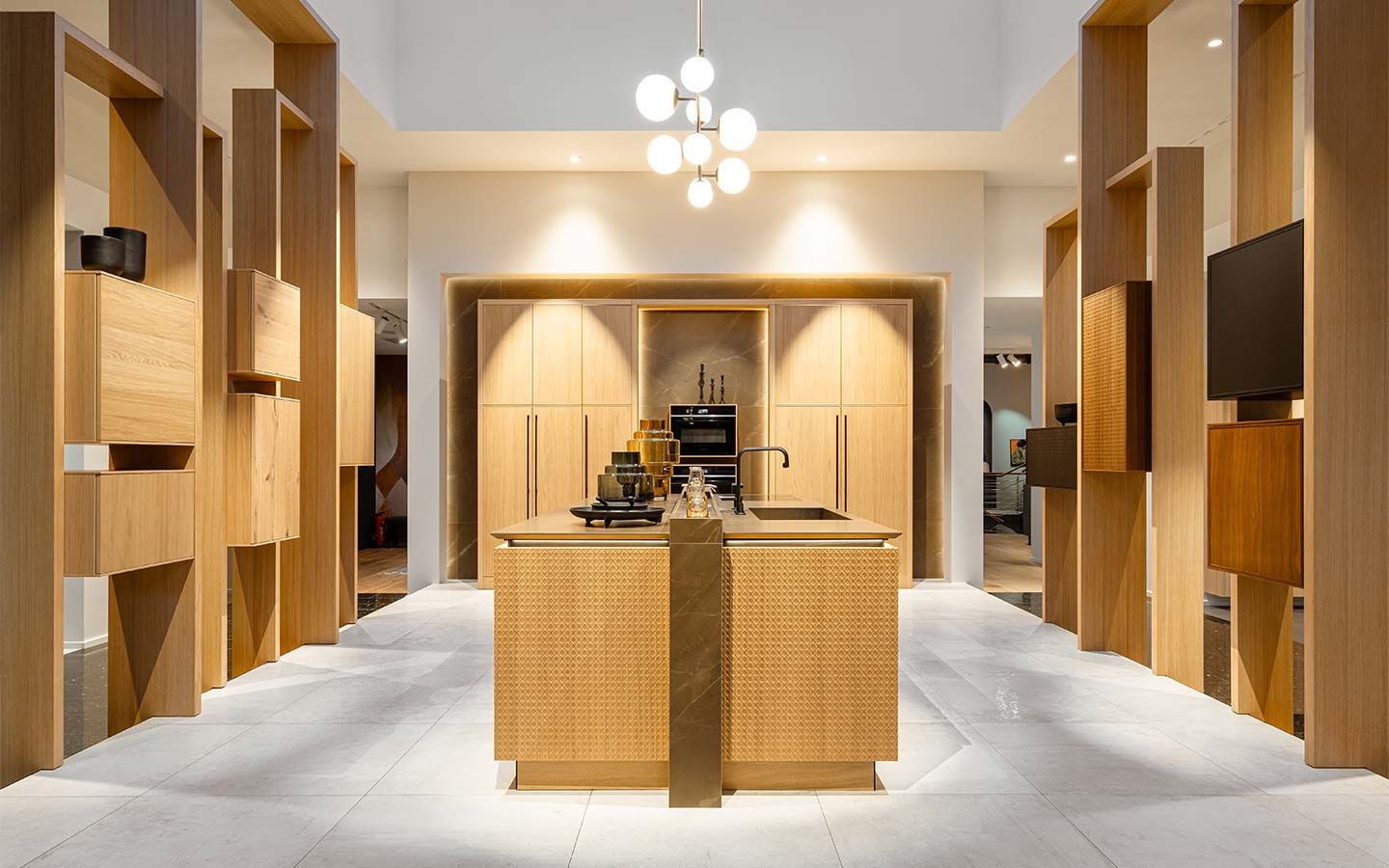 Helle Holzküche Eine hell erleuchtete, mittig gespiegelte Holzküche mit weißem Boden