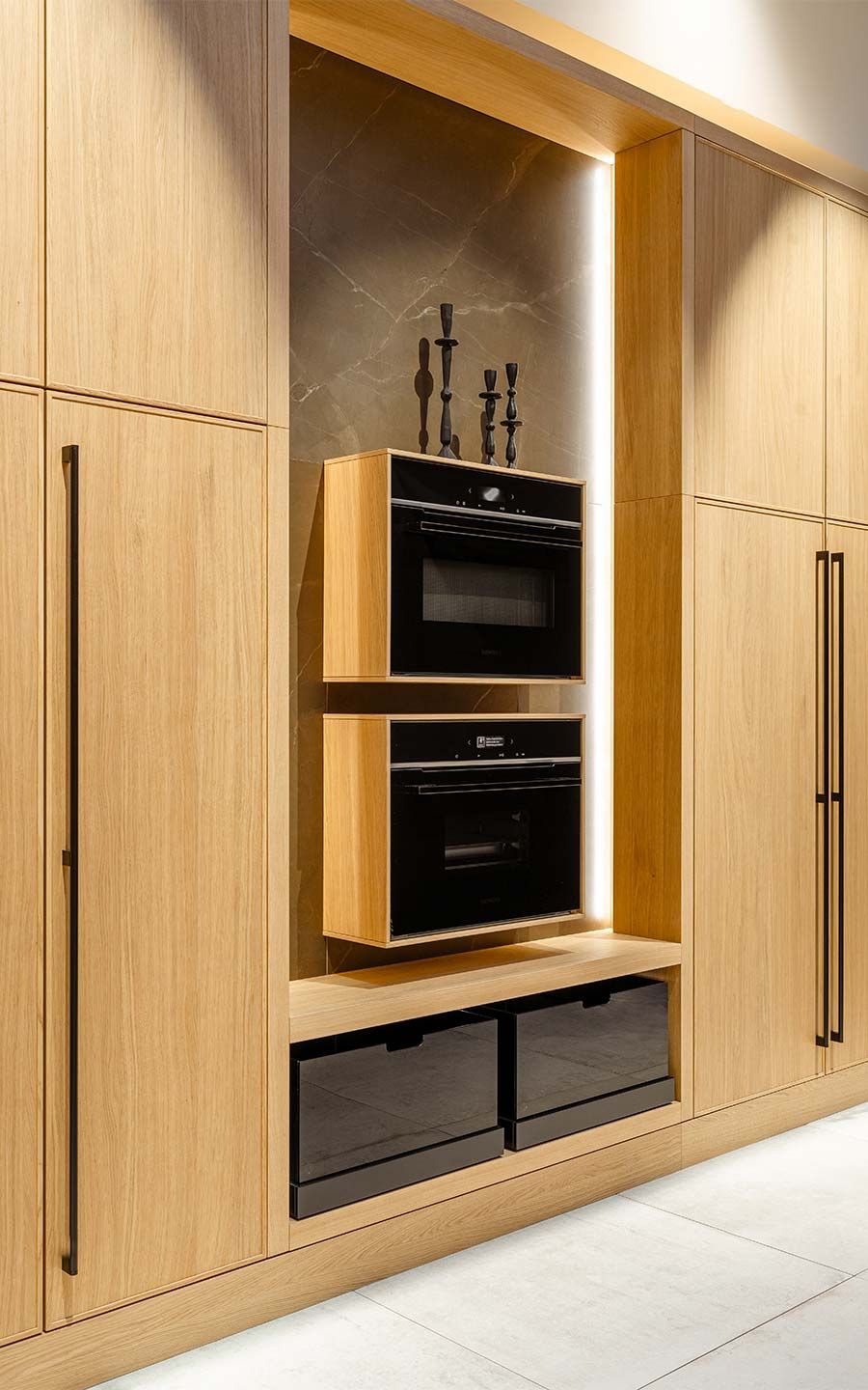 Holzküche mit schwarzem Ofen Eine Holzküche mit zwei hängenden schwarzen Öfen