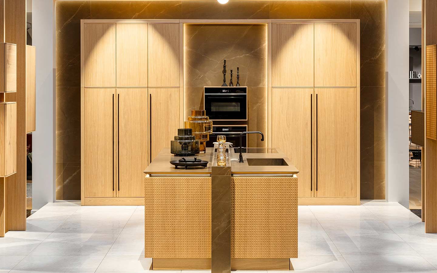 Gespiegelte Holzküche Eine helle Holzküche mit mittig gespiegelten Design