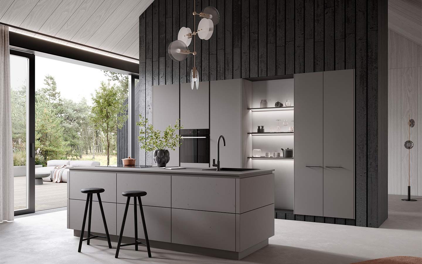 Graue Küche mit bodentiefen Fenster Eine graue Küche mit offener Terrassentür zum Garten hin