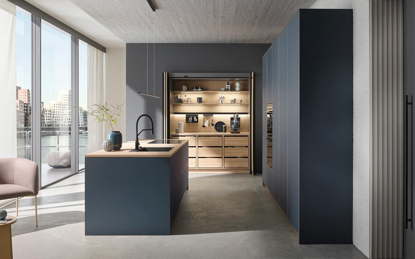 Blaue Küche Eine blaue Küche mit bodentiefen Fenstern und einer Kochinsel