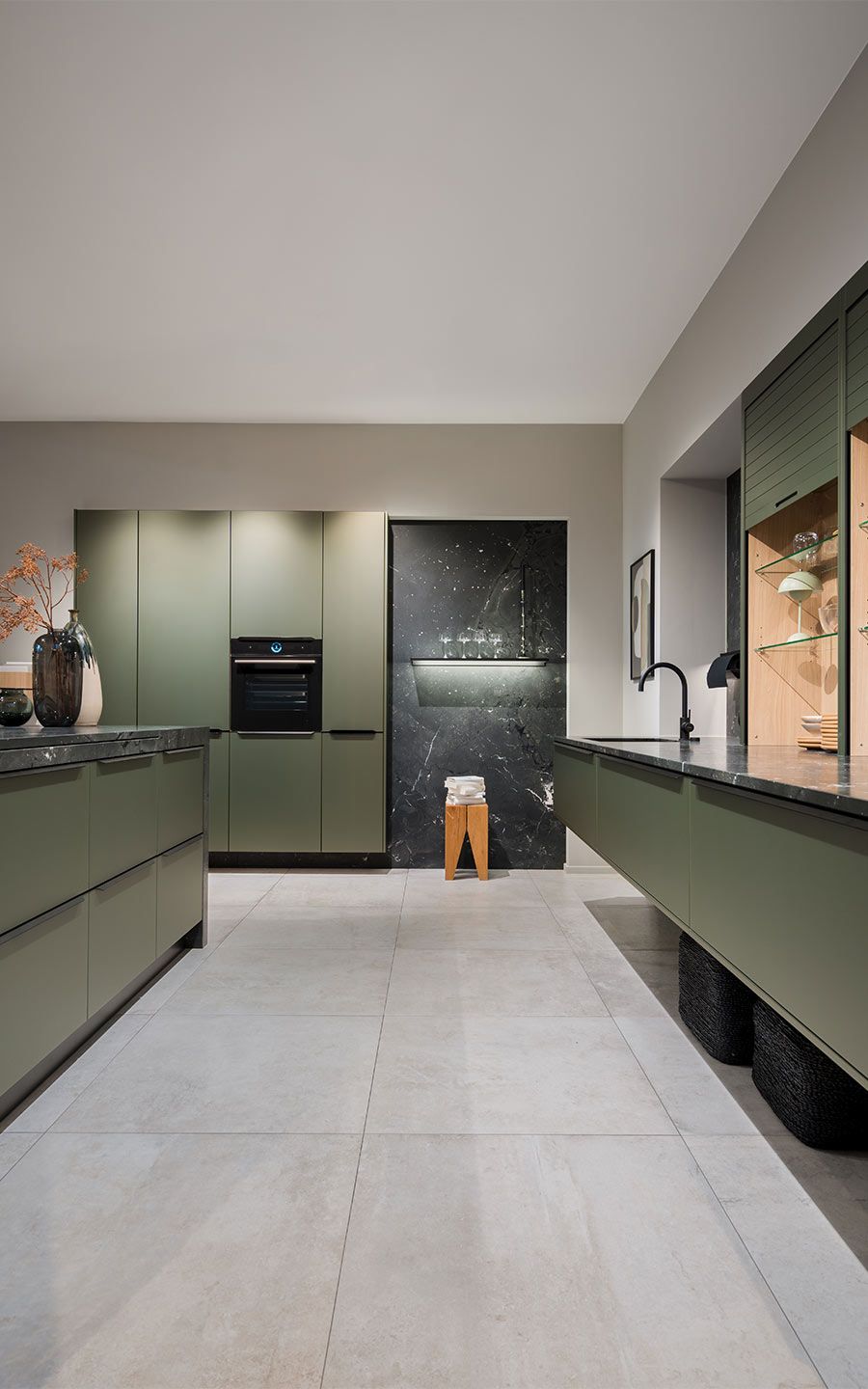 Große Olivgrüne Küche Eine offene Olivgrüne Küche mit schwarzen Steinakzenten