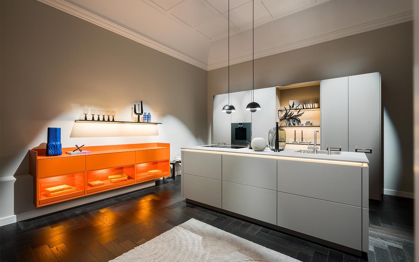 Weiße Küche mit orangefarbenen Schrank Eien weiße Küche mit dunklem Boden und einem orangefarbenen Schrank