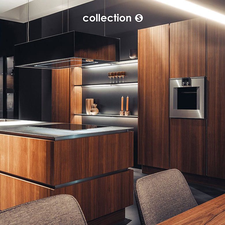 Eine dunkle Holzküche mit Kochinsel und schwarzen Wänden