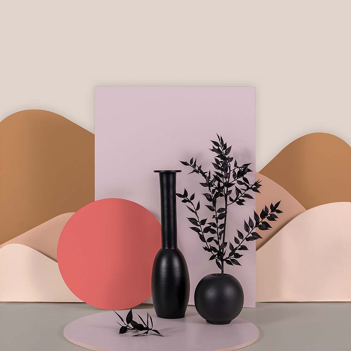 Vasen vor Beigen Hintergrund Zwei schwarze Vasen stehen vor einem violetten Rechteck vor beigen Hintergrund